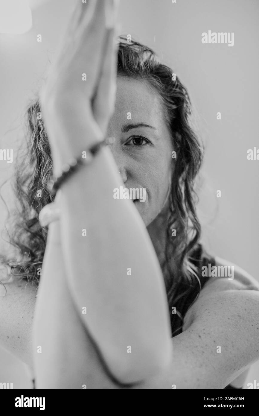 Schwarz-weiß Bild von Gesicht der Frau beim Üben von Yoga in einer Studi Stockfoto