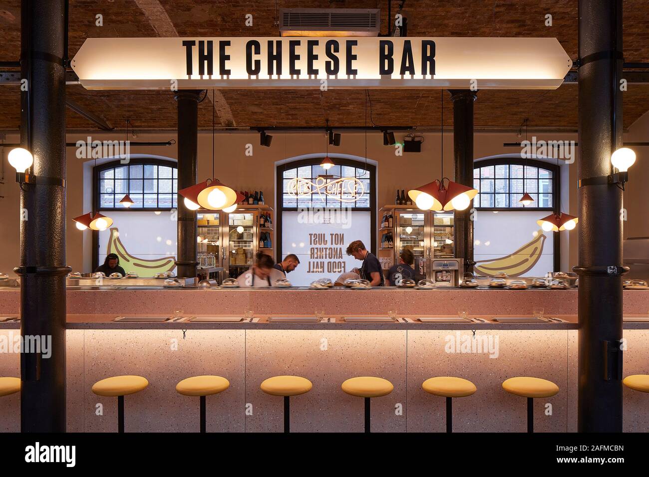Restaurant in sieben Wählt den Boden. Seven Dials Markt, London, Vereinigtes Königreich. Architekt: Steif+Trevillion Architekten, 2019. Stockfoto