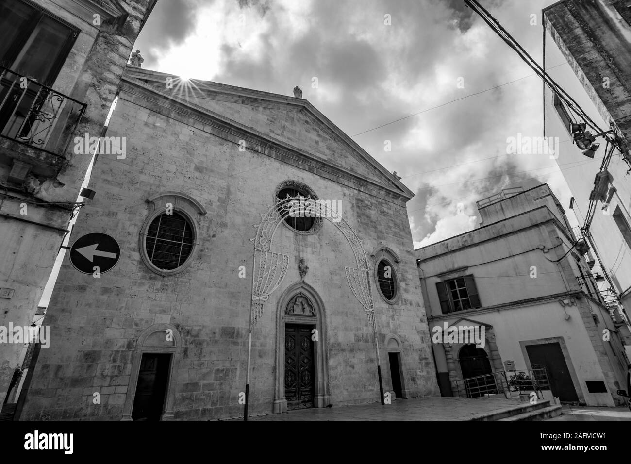 Blick auf die Straße von der Vorderseite der alten Gebäude aus der Altstadt, Noci. Apulien. Italien, sonnigen und warmen Sommertag, Schwarz/Weiß-Bild Stockfoto