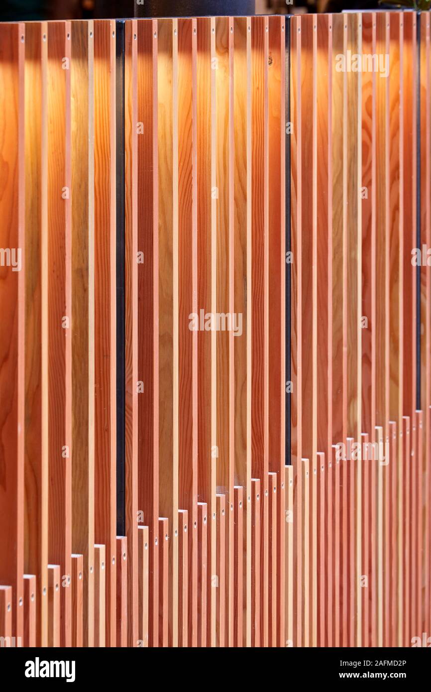 Holz verkleidet. Seven Dials Markt, London, Vereinigtes Königreich. Architekt: Steif+Trevillion Architekten, 2019. Stockfoto