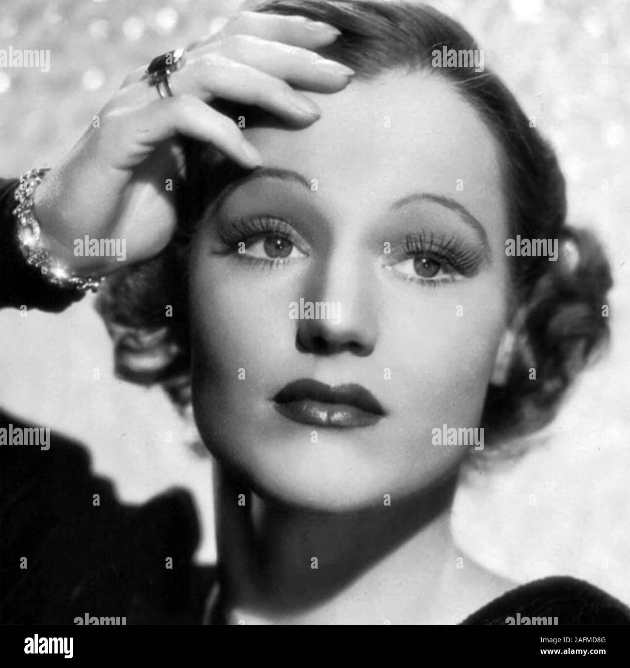 CONSTANCE CUMMINGS (1910-2005) amerikanischer geborene britische Film- und Theaterschauspielerin ungefähr 1935 Stockfoto