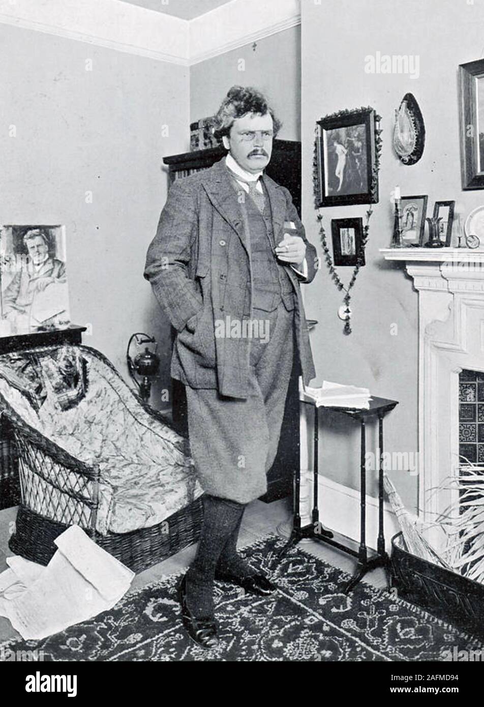 G.K. CHESTERTON (1874-1936) englischer Schriftsteller, Dichter, Theologe, Kunstkritiker, in seinem Home Nach oben Wiese in Beaconsfield, in Buckinghamshire, über 1925 Stockfoto