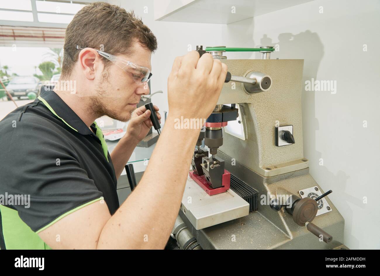 Schlosser arbeiten auf dem Duplikat einer Schlüssel in das Duplizieren von Maschine Stockfoto