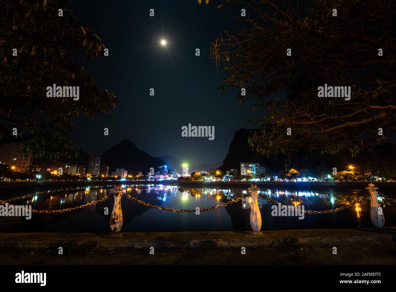 Schöne klare Nacht Cat Ba Vietnam Stadt Gebäude Spiegelbild im Wasser Stockfoto