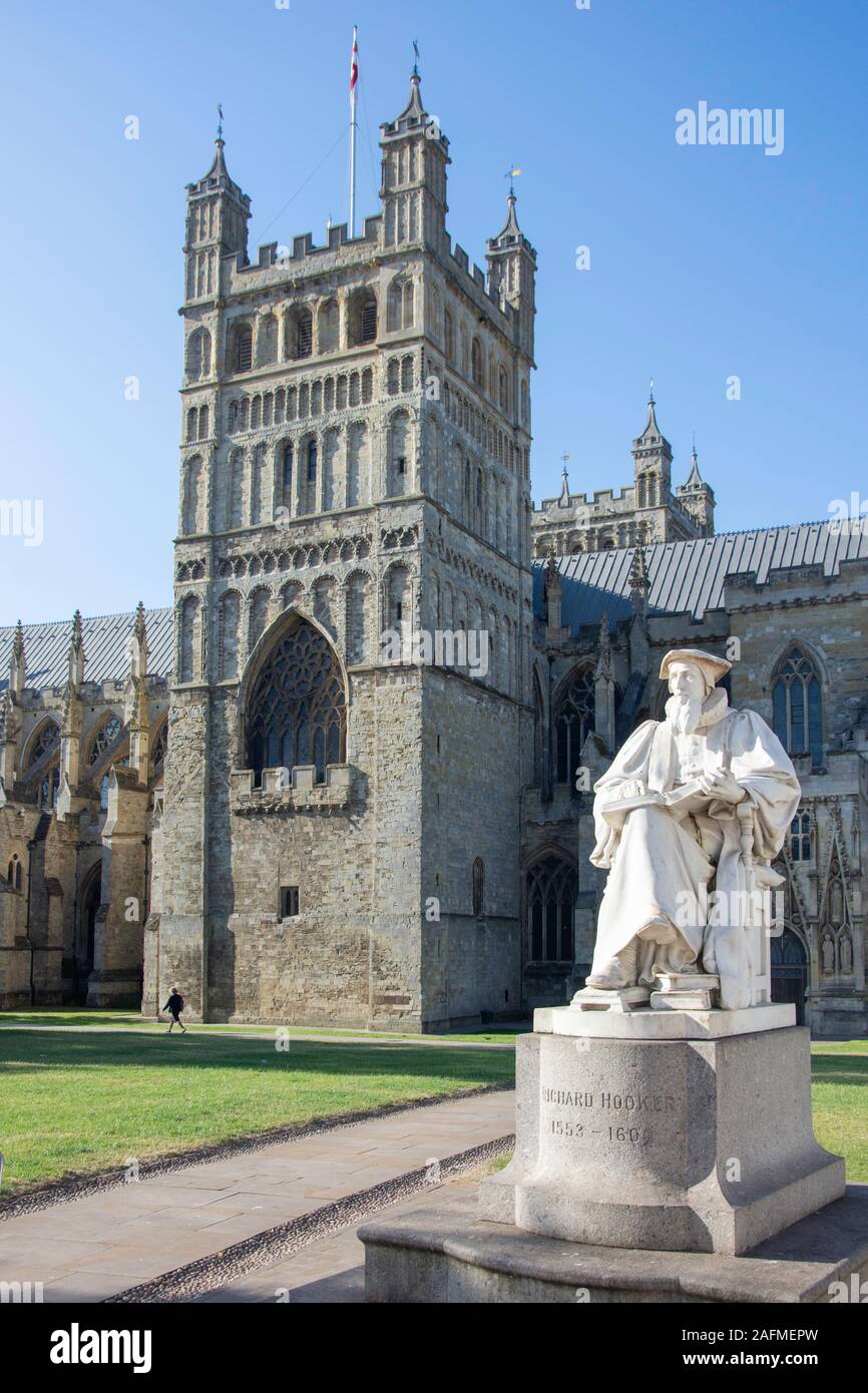 Der Südturm und Richard Hooker Statue, Kathedrale von Exeter, Exeter, Devon, England, Vereinigtes Königreich Stockfoto