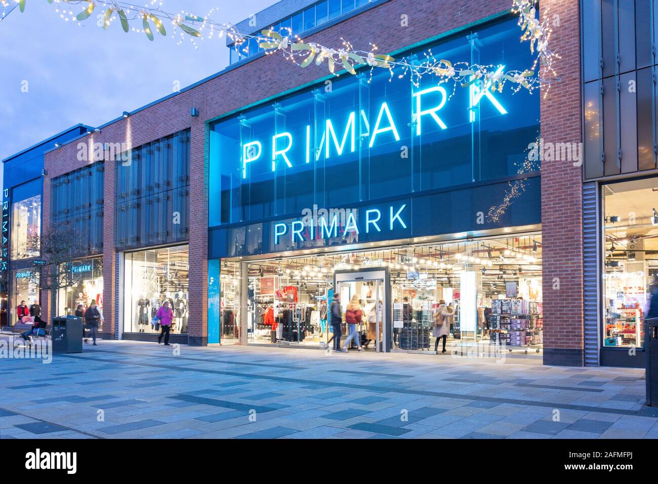 Primark Kaufhaus an Weihnachten, Braccan Spaziergang, Bracknell, Berkshire, England, Vereinigtes Königreich Stockfoto