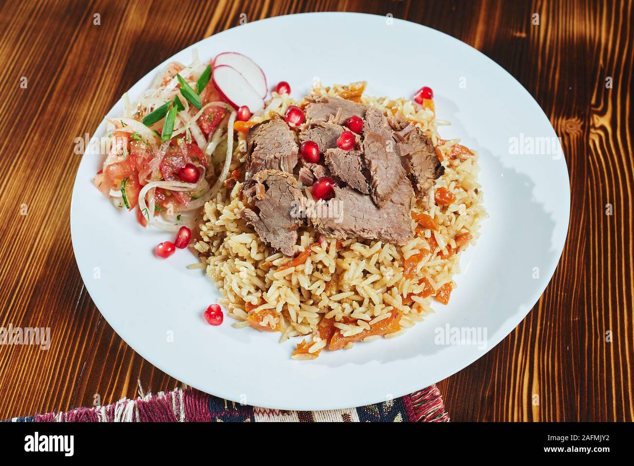Leckere asiatische Pilaw auf einem braunen Teller. horizontale Ansicht von oben, rustikalen Stil Stockfoto