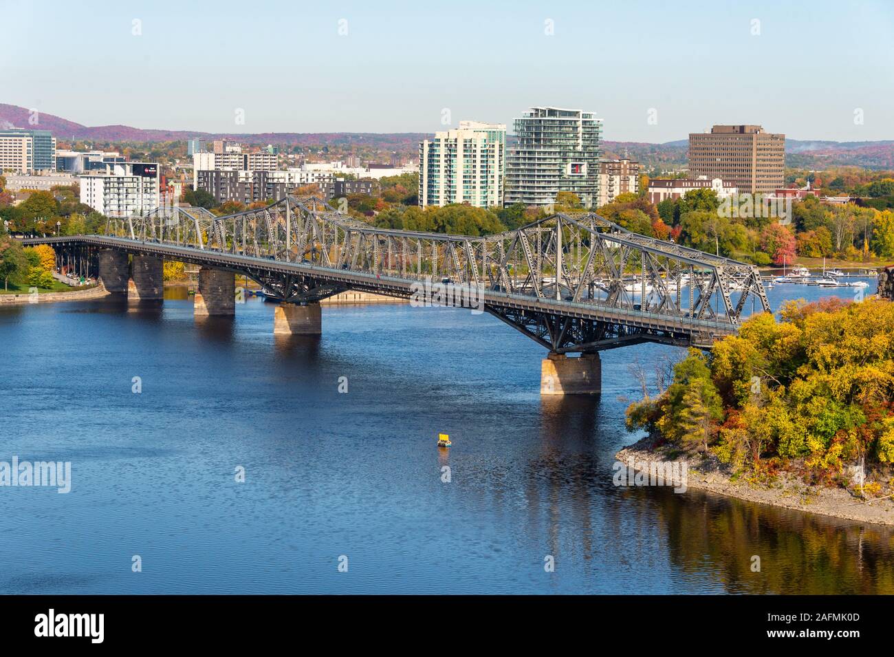 Ottawa, CA - 9. Oktober 2019: Alexandra Bridge und Ottawa River in den Herbst Stockfoto
