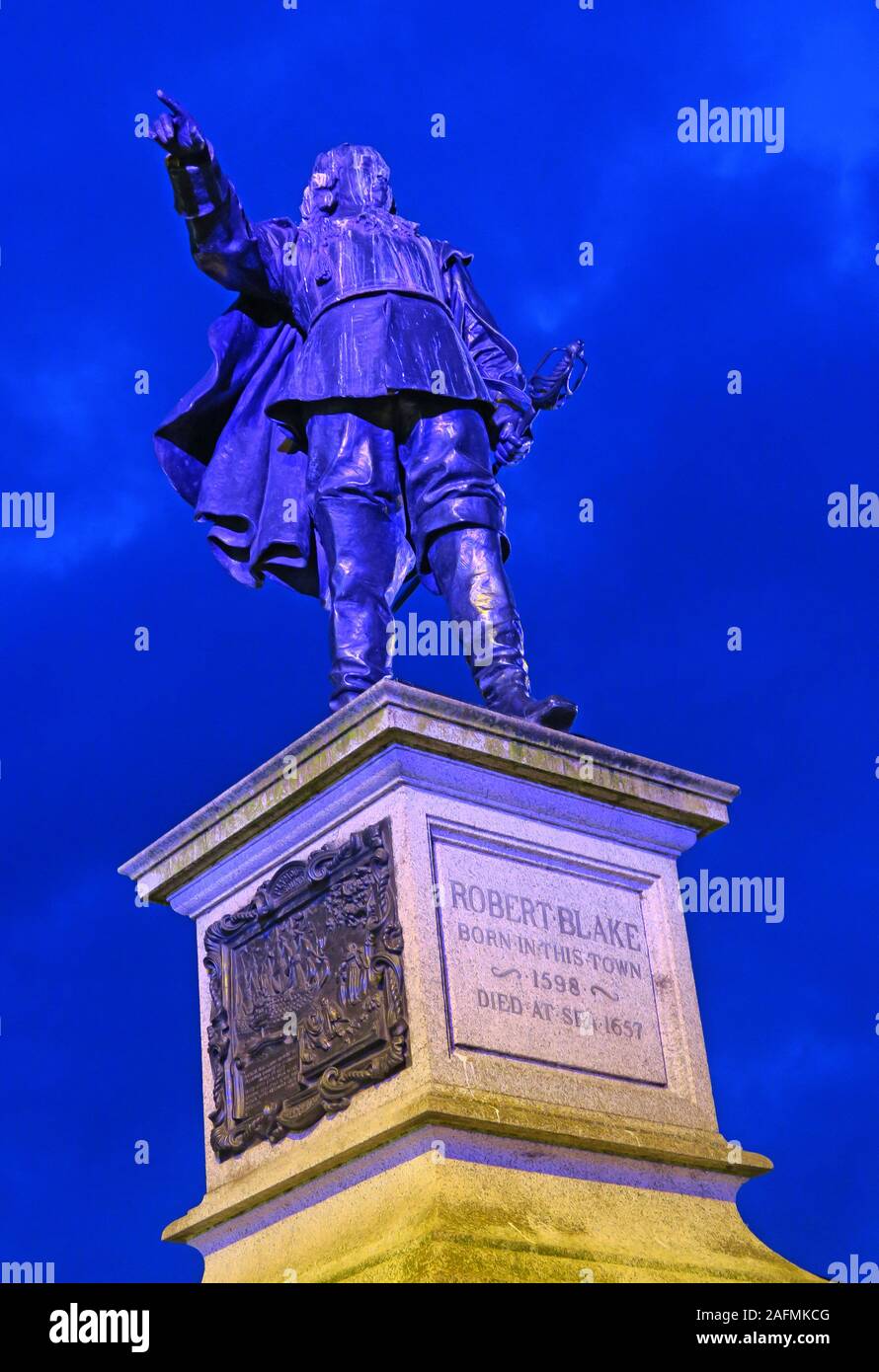 Robert Blake Statue, Marinekommandant, hohle Bronze lebensgroße Skulptur, von FW Pomeroy, Grade II gelistet, Corn Exchange, Bridgwater, TA6 3BU Stockfoto