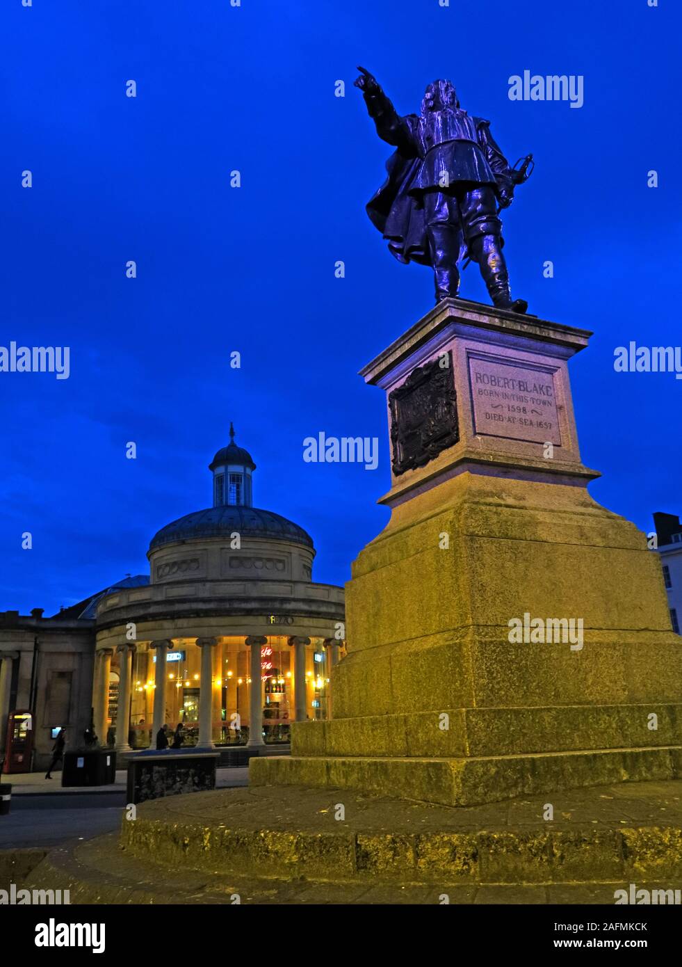 Robert Blake Statue, Marinekommandant, hohle Bronze lebensgroße Skulptur, von FW Pomeroy, Grade II gelistet, Corn Exchange, Bridgwater, TA6 3BU Stockfoto