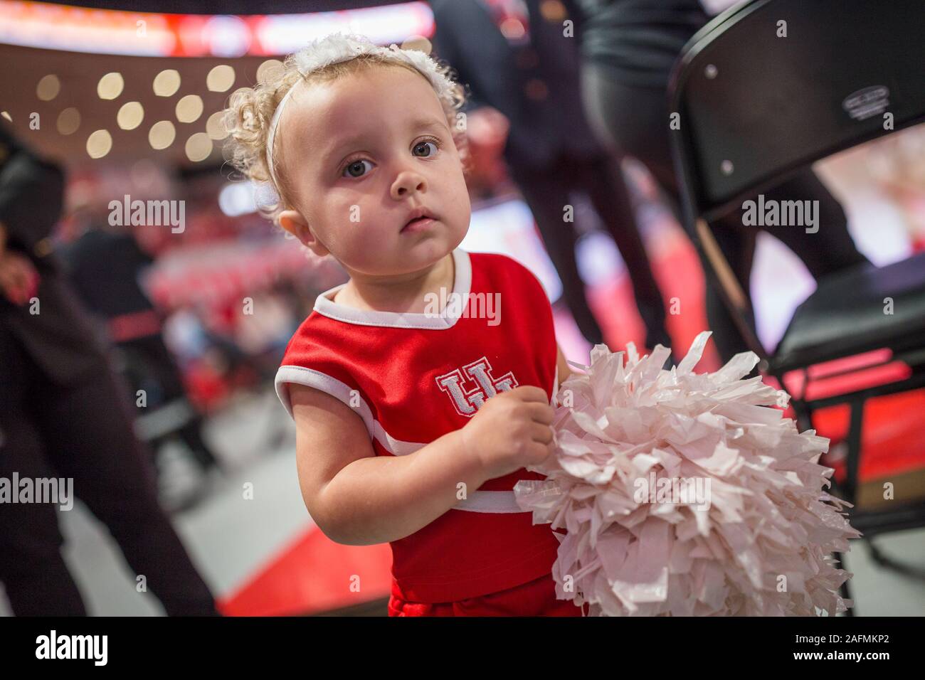 Houston, Texas, USA. 15 Dez, 2019. Ein junger Houston Cougars Ventilator bereitet während der NCAA Basketball Spiel zwischen der Oklahoma State Cowboys und den Houston Cougars am Fertitta Center in Houston, Texas, zu jubeln. Oklahoma State besiegt Houston 61-55. Prentice C. James/CSM/Alamy leben Nachrichten Stockfoto