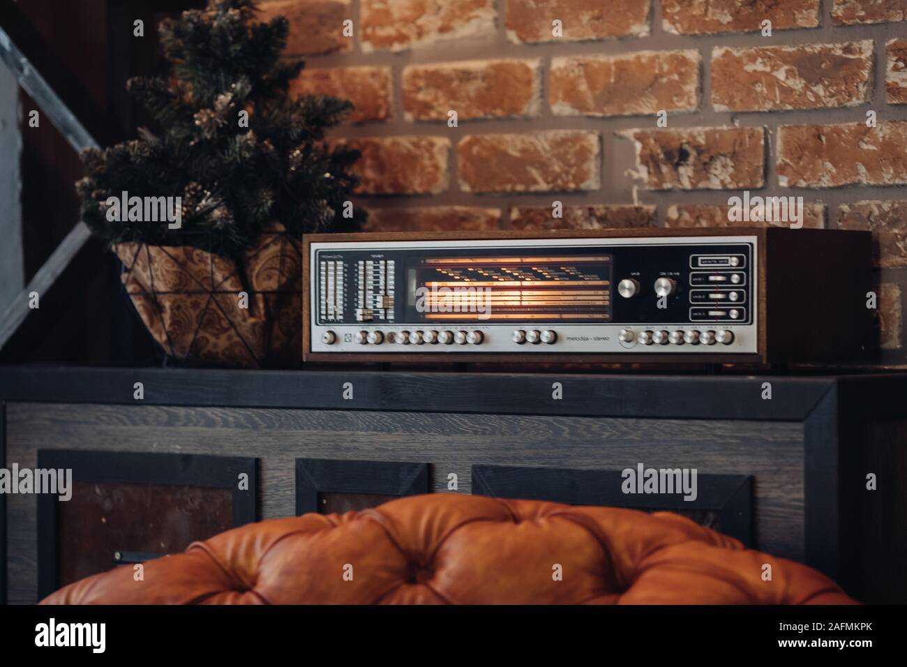 Retro Music Player auf der Brust. Stockfoto