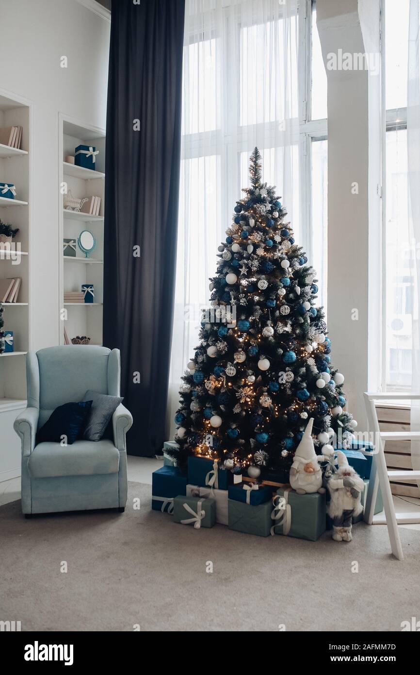 Wunderschönes Zimmer mit Weihnachtsschmuck. Weihnachten Stockfoto