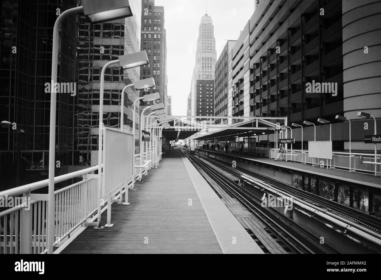 Chicago, Illinois, USA - 1996: Archivierung schwarz-weiß Blick auf die Innenstadt von Architektur und erhöhten Transit Train Tracks der Washington Brunnen entfernt. Stockfoto