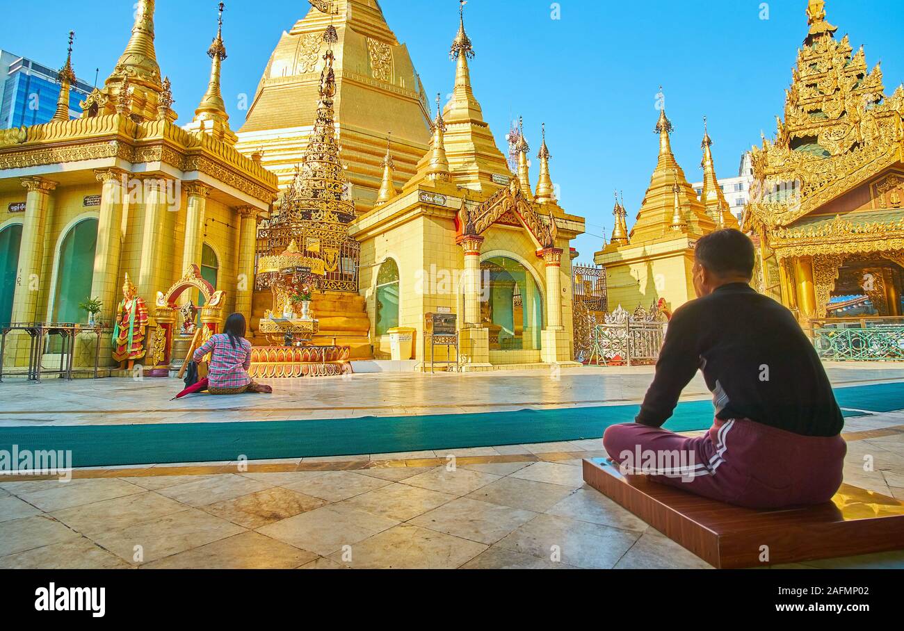 YANGON, MYANMAR - 17. FEBRUAR 2018: die Einheimischen, die auf Morgengebet in Sule Pagode Neben der Stupa und Sonntag planetarischen Station, am 17. Februar in Ya Stockfoto