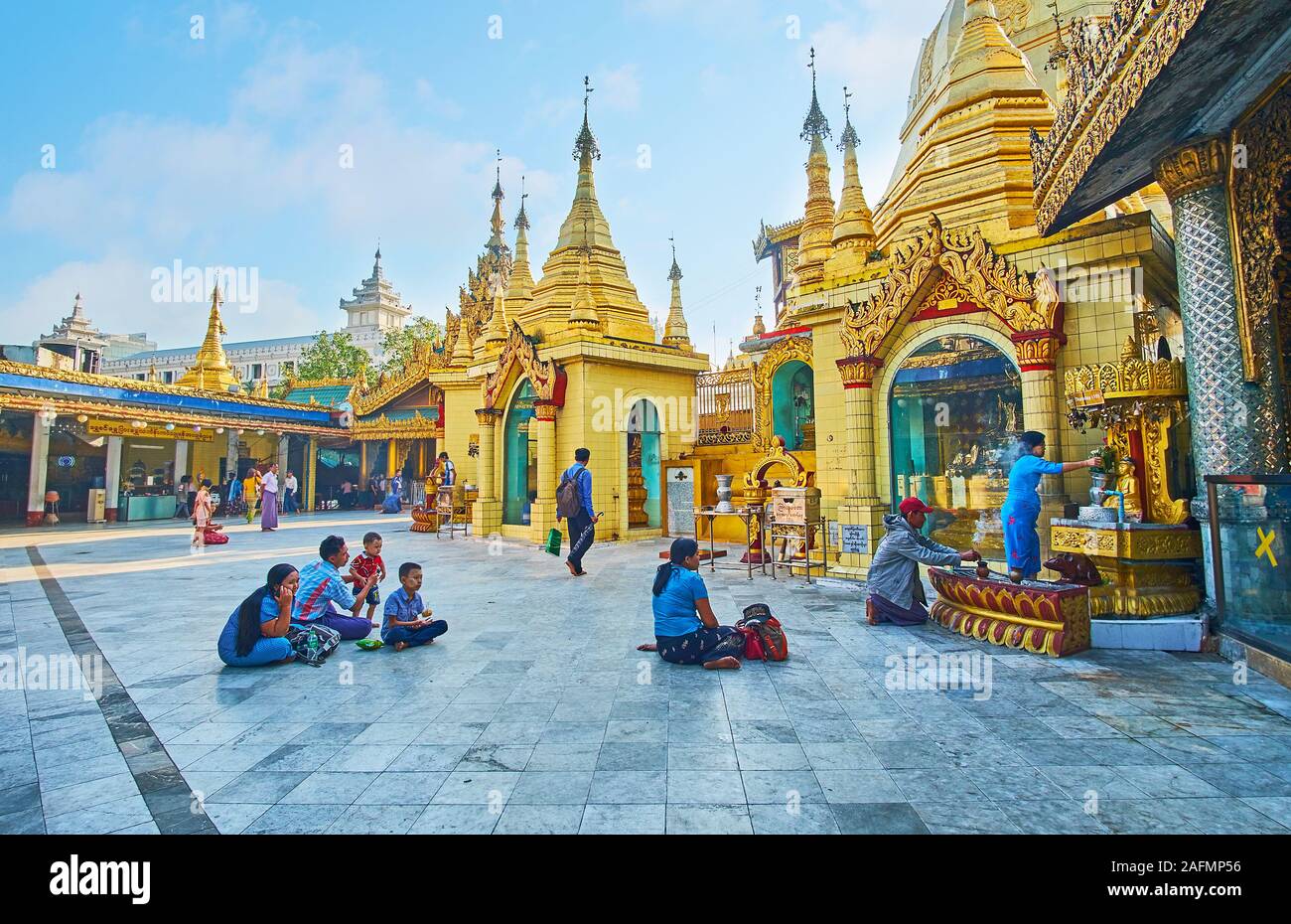 YANGON, MYANMAR - 17. FEBRUAR 2018: Sule Pagode Grundstück mit erhaltenen mittelalterlichen Schreine, alte Buddhastatuen, geschnitzten, vergoldeten Stupas, am 17. Februar in Yan Stockfoto