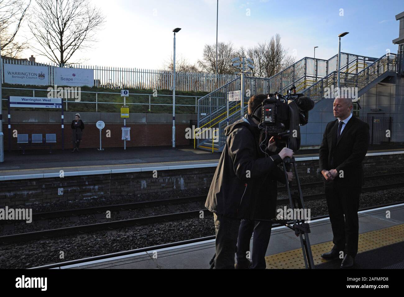 Warrington, Cheshire, UK. 16 Dez, 2019. Rat Führer, Bahnpersonal und lokale Würdenträger nehmen an der offiziellen Eröffnung von Warrington West Railway Station. Die £ 20,5 Mio.-Projekt wurde von Warrington Borough Council, das Ministerium für Verkehr, Entwickler Beiträge und Cheshire und Warrington Local Enterprise Partnership finanziert. Die Station wird von Northern Züge verwaltet und werden wichtige Links für die Chapelford Gemeinschaft nach Liverpool und Manchester, mit 4 Züge pro Stunde, ein 250 Auto Kapazität Park und Ride und die örtlichen Buslinien bieten. Credit: G. S. Essex/Alamy leben Nachrichten Stockfoto