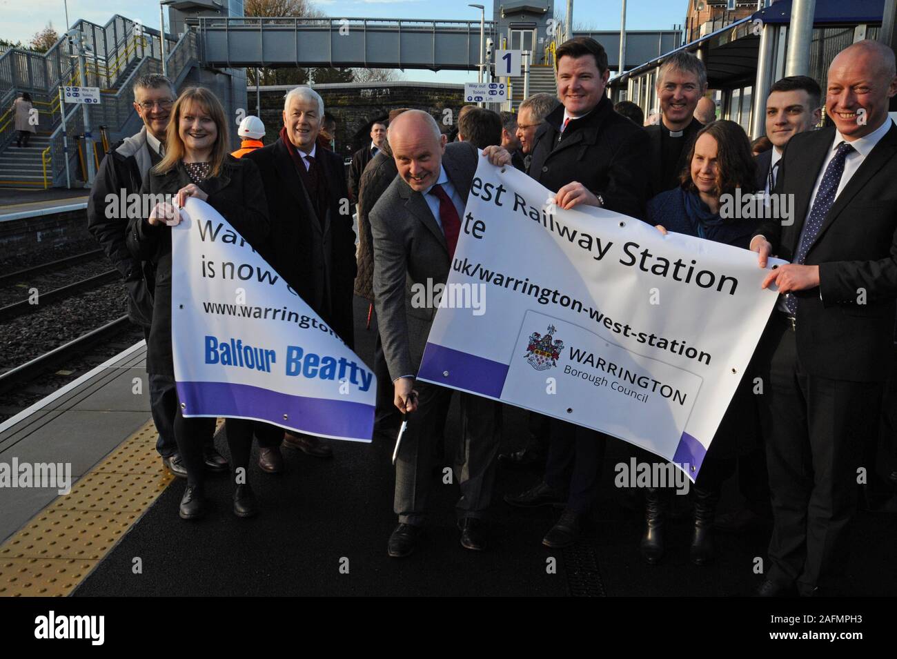 Warrington, Cheshire, UK. 16 Dez, 2019. Rat Führer, Bahnpersonal und lokale Würdenträger nehmen an der offiziellen Eröffnung von Warrington West Railway Station. Die £ 20,5 Mio.-Projekt wurde von Warrington Borough Council, das Ministerium für Verkehr, Entwickler Beiträge und Cheshire und Warrington Local Enterprise Partnership finanziert. Die Station wird von Northern Züge verwaltet und werden wichtige Links für die Chapelford Gemeinschaft nach Liverpool und Manchester, mit 4 Züge pro Stunde, ein 250 Auto Kapazität Park und Ride und die örtlichen Buslinien bieten. Credit: G. S. Essex/Alamy leben Nachrichten Stockfoto