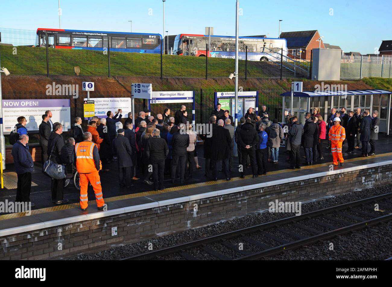 Warrington, Cheshire, UK. 16 Dez, 2019. Rat Führer, Bahnpersonal und lokale Würdenträger nehmen an der offiziellen Eröffnung von Warrington West Railway Station. Die £ 20,5 Mio.-Projekt wurde von Warrington Borough Council, das Ministerium für Verkehr, Entwickler Beiträge und Cheshire und Warrington Local Enterprise Partnership finanziert. Die Station wird von Northern Züge verwaltet und werden wichtige Links für die Chapelford Gemeinschaft nach Liverpool und Manchester, mit 4 Züge pro Stunde, ein 250 Auto Kapazität Park und Ride und die örtlichen Buslinien bieten. Credit: G. S. Essex/Alamy leben Nachrichten Stockfoto