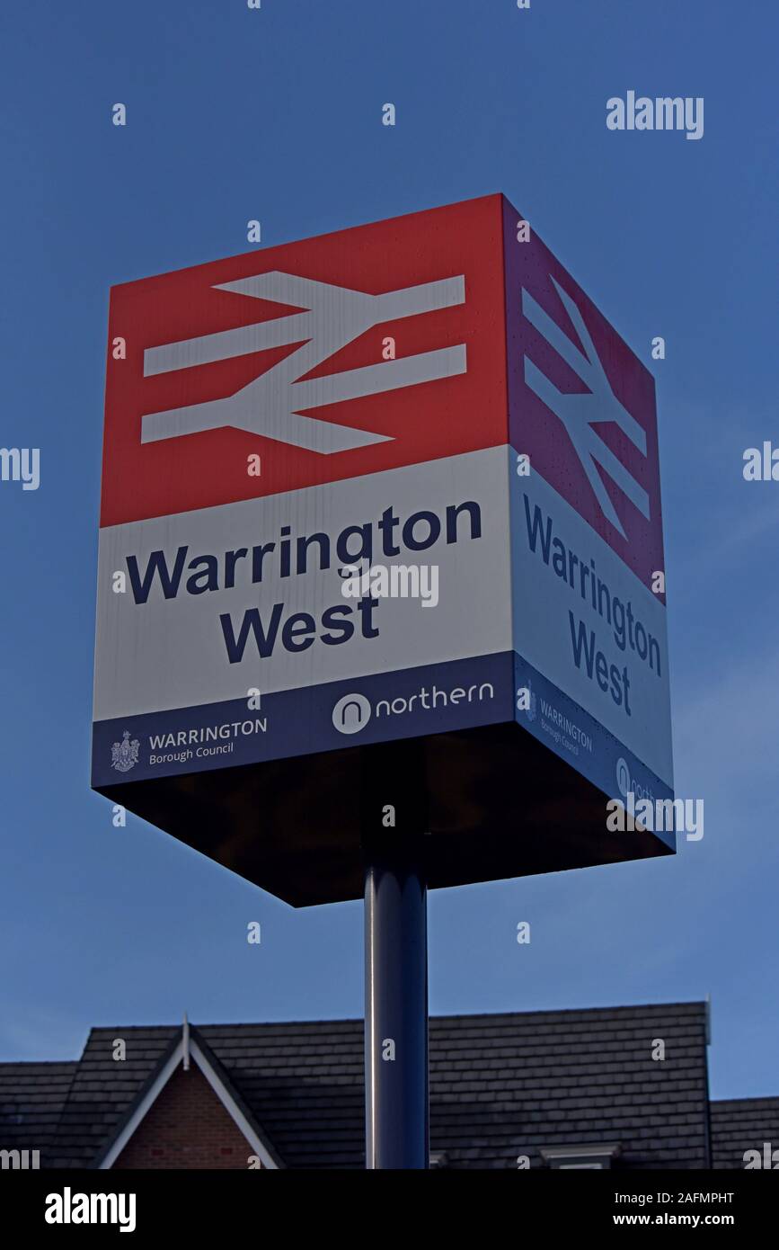 Warrington, Cheshire, UK. 16 Dez, 2019. Rat Führer, Bahnpersonal und lokale Würdenträger nehmen an der offiziellen Eröffnung von Warrington West Railway Station. Die £ 20,5 Mio.-Projekt wurde von Warrington Borough Council, das Ministerium für Verkehr, Entwickler Beiträge und Cheshire und Warrington Local Enterprise Partnership finanziert. Die Station wird von Northern Züge verwaltet und werden wichtige Links für die Chapelford Gemeinschaft nach Liverpool und Manchester, mit 4 Züge pro Stunde, ein 250 Auto Kapazität Park und Ride und die örtlichen Buslinien bieten. Credit: G. S. Essex/Alamy leben Nachrichten Stockfoto