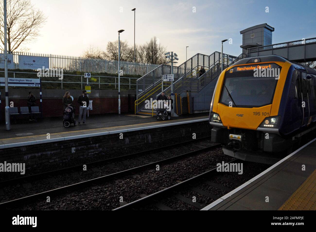 Warrington, Cheshire, UK. 16 Dez, 2019. Rat Führer, Bahnpersonal und lokale Würdenträger nehmen an der offiziellen Eröffnung von Warrington West Railway Station. Die £ 20,5 Mio.-Projekt wurde von Warrington Borough Council, das Ministerium für Verkehr, Entwickler Beiträge und Cheshire und Warrington Local Enterprise Partnership finanziert. Die Station wird von Northern Züge verwaltet und werden wichtige Links für die Chapelford Gemeinschaft nach Liverpool und Manchester, mit 4 Züge pro Stunde, ein 250 Auto Kapazität Park und Ride und die örtlichen Buslinien bieten. Credit: G. S. Essex/Alamy leben Nachrichten Stockfoto