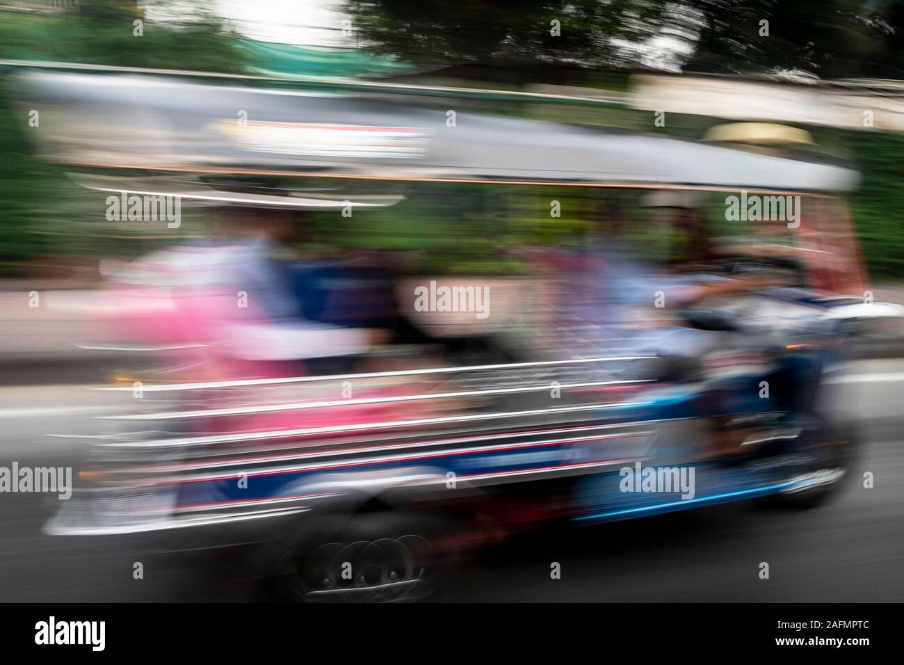 Tuktuk an Geschwindigkeit entlang der Straße unterwegs in Bangkok, Thailand Stockfoto