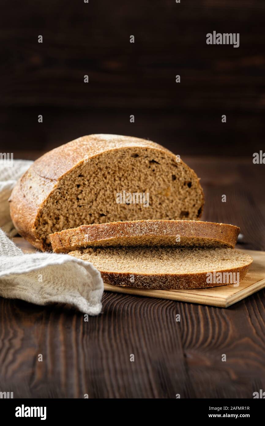 Rue braun Brot auf Schneidebrett Stockfoto