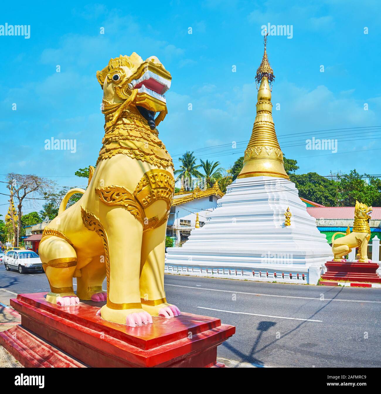 Die Chinthe lion Wächter an der Weiß-goldenen Stupa Tant Taw Mu Pagode, die sich in der Shwedagon Pagoda Road Yangon, Myanmar entfernt Stockfoto