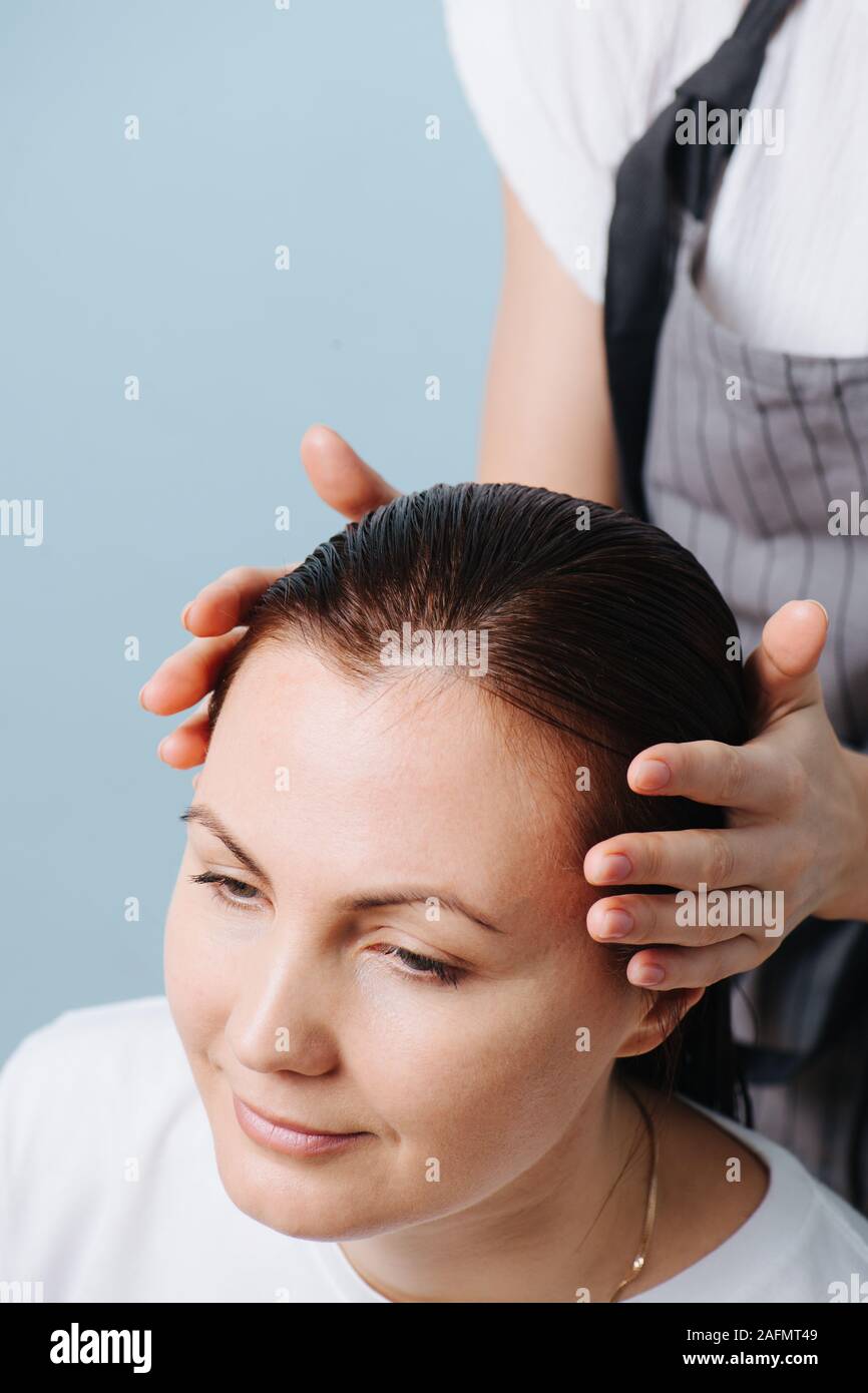 Friseur Vorbereitung client Nass schlank braune Haare zum Trimmen. Stockfoto