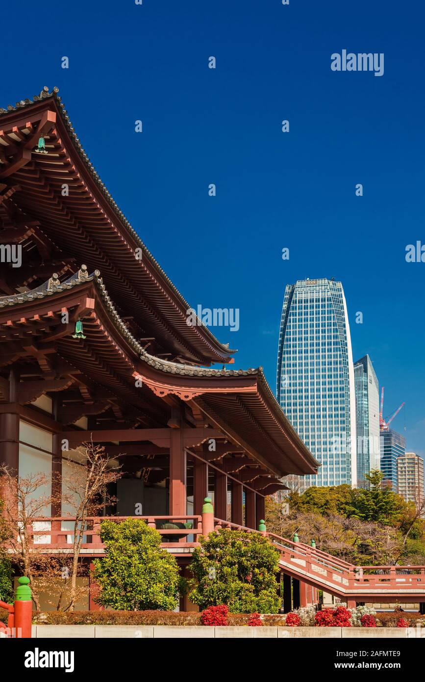 Tradition und Moderne in Japan. Blick auf die modernen Wolkenkratzer hinter alten Tempel im Zentrum von Tokyo und Stockfoto