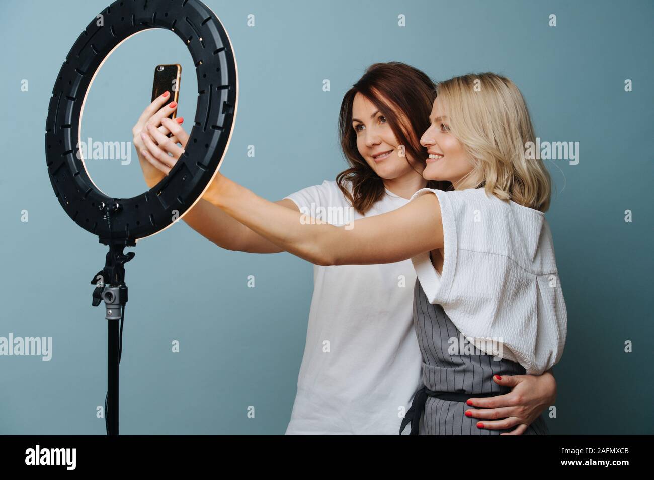 Weibliche Stylist nimmt selfie mit einem Client mit Hilfe von Ringlicht Stockfoto