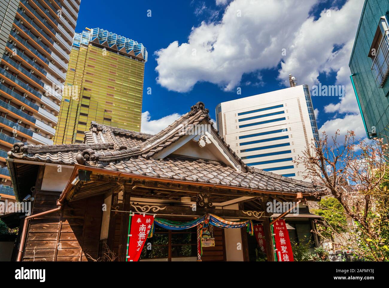 Tradition und Moderne in Japan. Die sumida modernen Wolkenkratzer überragen die Nyoirinji Tempel in Tokio Stockfoto