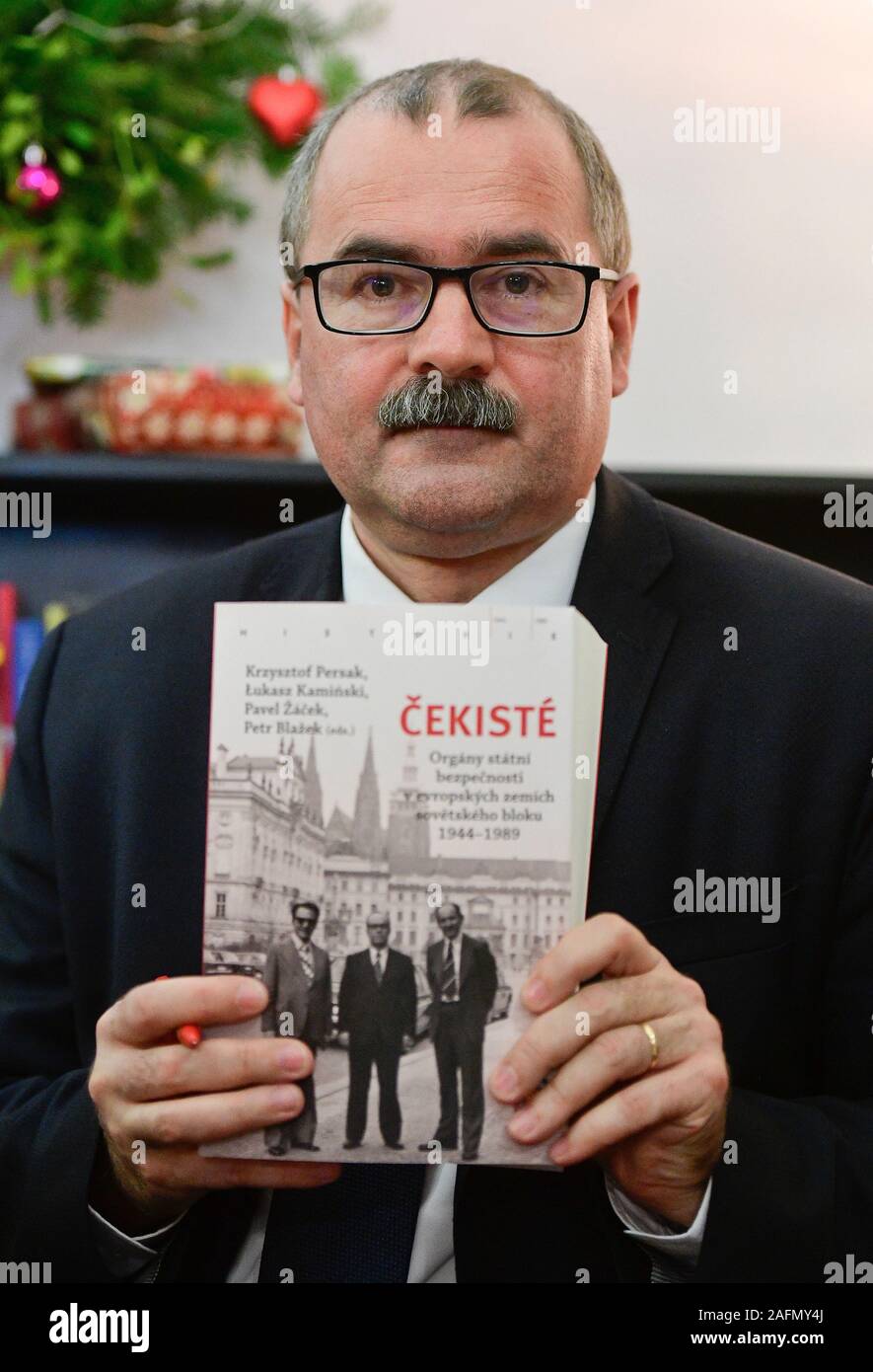 Prag, Tschechische Republik. 16 Dez, 2019. Einer der Autoren Pavel Zacek bei der Vorstellung des Buches "Cekiste" mit Schwerpunkt auf der Sicherheit des Staates stellen in Ländern des ehemaligen Ostblocks in 1944-1989 in Prag, Tschechische Republik, 16. Dezember 2019 zu sehen ist. Credit: Roman Vondrous/CTK Photo/Alamy leben Nachrichten Stockfoto