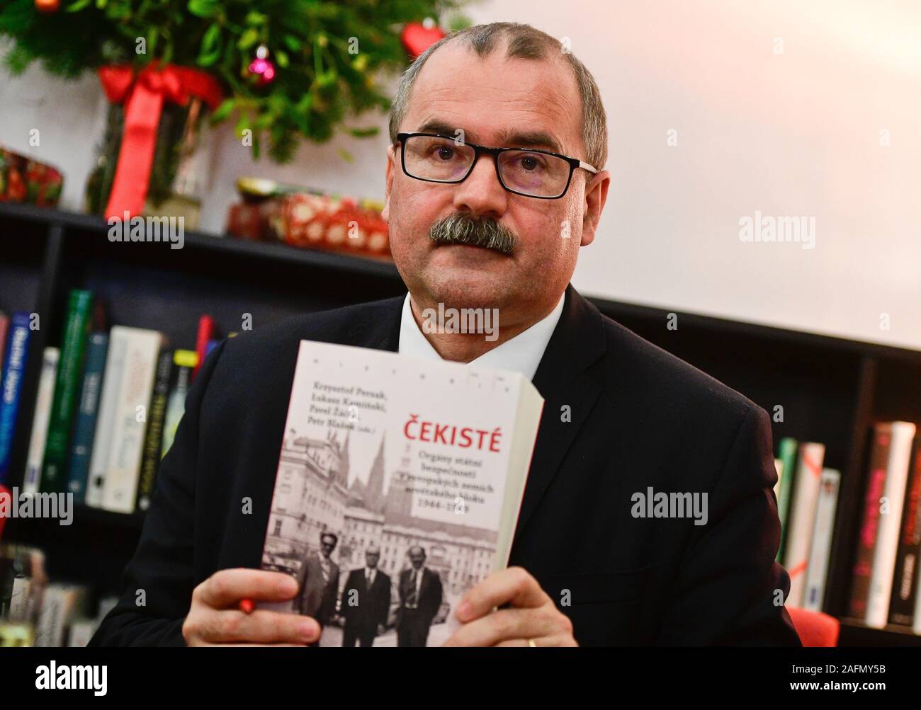 Prag, Tschechische Republik. 16 Dez, 2019. Einer der Autoren Pavel Zacek bei der Vorstellung des Buches "Cekiste" mit Schwerpunkt auf der Sicherheit des Staates stellen in Ländern des ehemaligen Ostblocks in 1944-1989 in Prag, Tschechische Republik, 16. Dezember 2019 zu sehen ist. Credit: Roman Vondrous/CTK Photo/Alamy leben Nachrichten Stockfoto