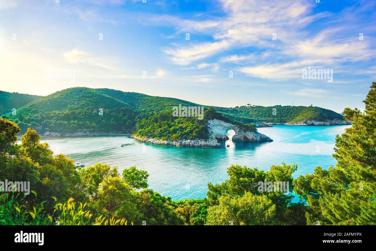 Vieste, San Felice Arch Rock Bay, Halbinsel Gargano, Apulien, Süditalien, Europa. Stockfoto