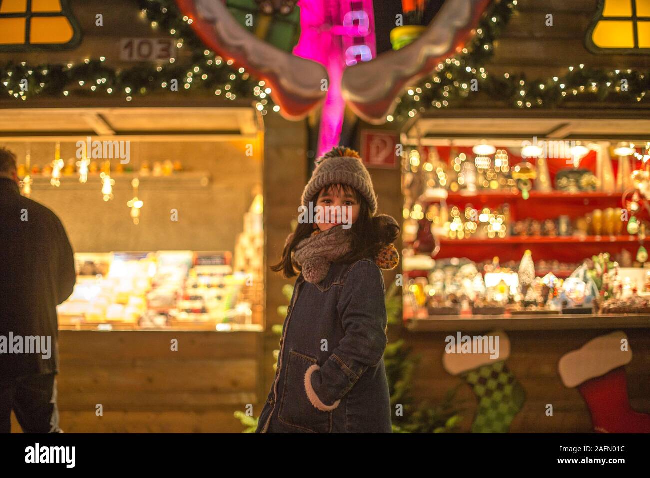 Happy girl im Winter mit dem Paradies apple in Oberhausen Centro Stockfoto