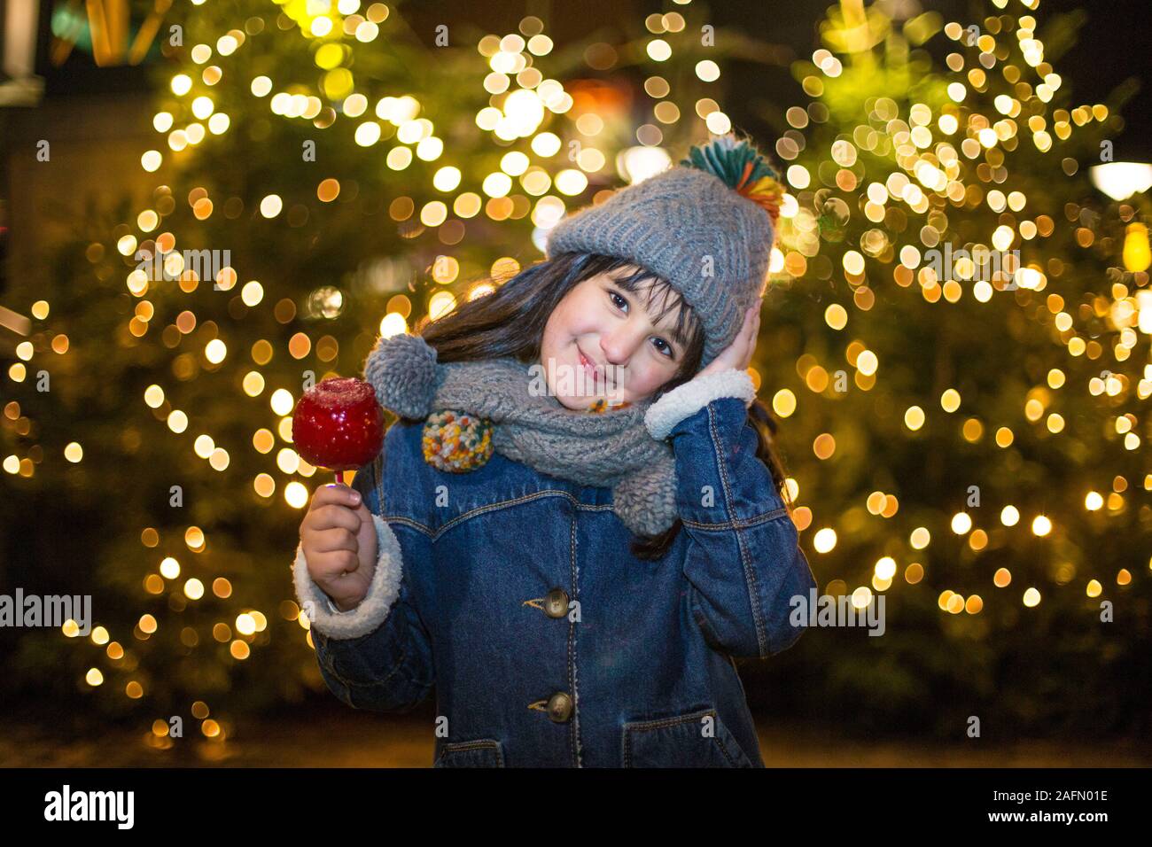 Happy girl im Winter mit dem Paradies apple in Oberhausen Centro Stockfoto