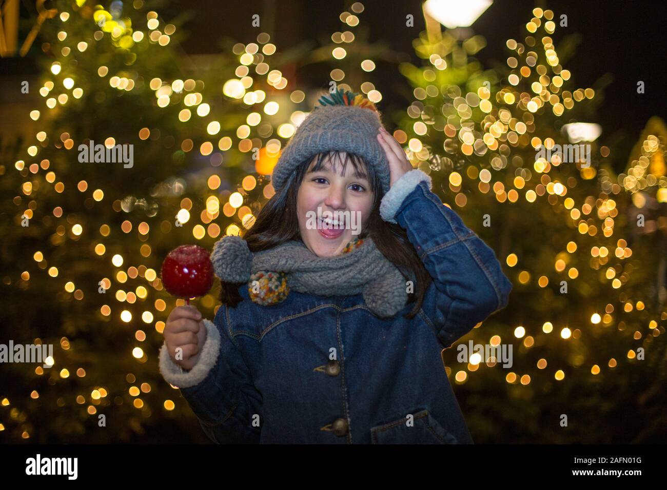 Happy girl im Winter mit dem Paradies apple in Oberhausen Centro Stockfoto