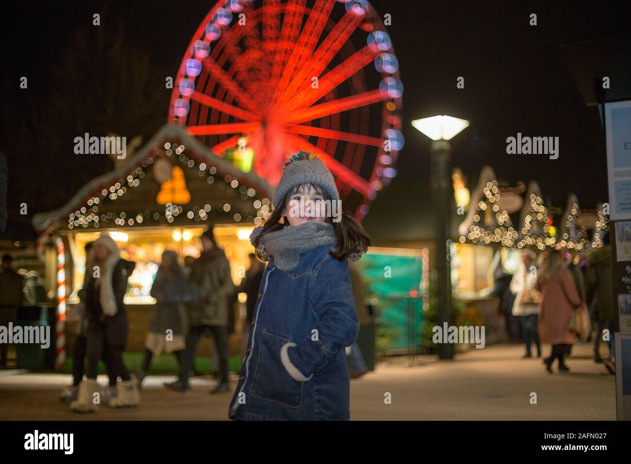 Happy girl im Winter mit dem Paradies apple in Oberhausen Centro Stockfoto