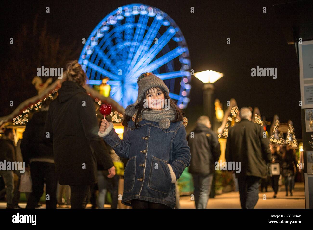 Happy girl im Winter mit dem Paradies apple in Oberhausen Centro Stockfoto