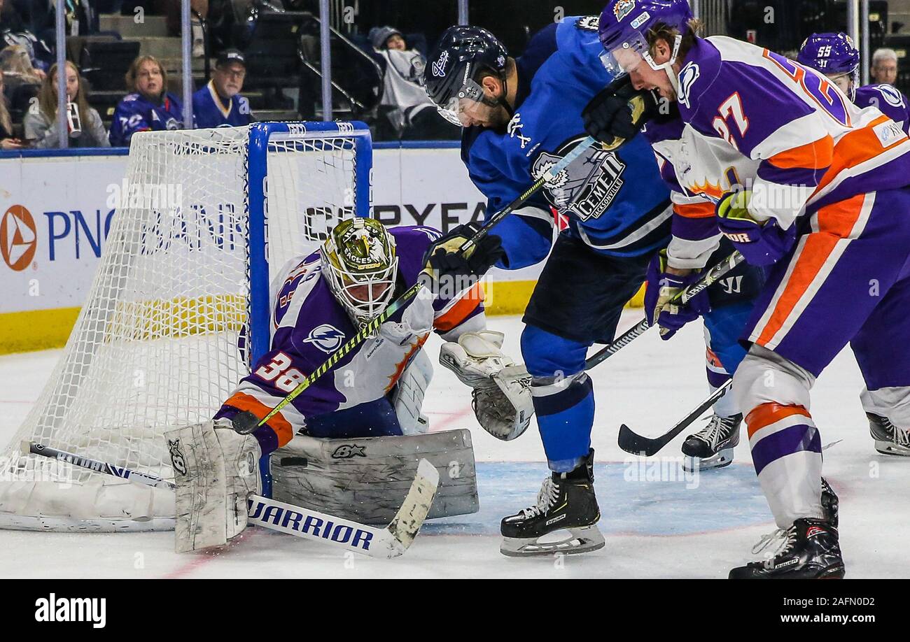 Orlando Solar Bears Torwart Clint Windsor (38) blockiert den Puck von Jacksonville Eisgruben steigt defenseman Kyle Shapiro (2), Mitte, vor Orlando Solar Bears, Johno kann (27), der während des ersten Anwendungszeitraums der ein echl Professional Hockey Spiel am Veterans Memorial Arena in Jacksonville, Fla., Samstag, 04.12., 14., 2019. [Gary Lloyd McCullough/CSM] Stockfoto