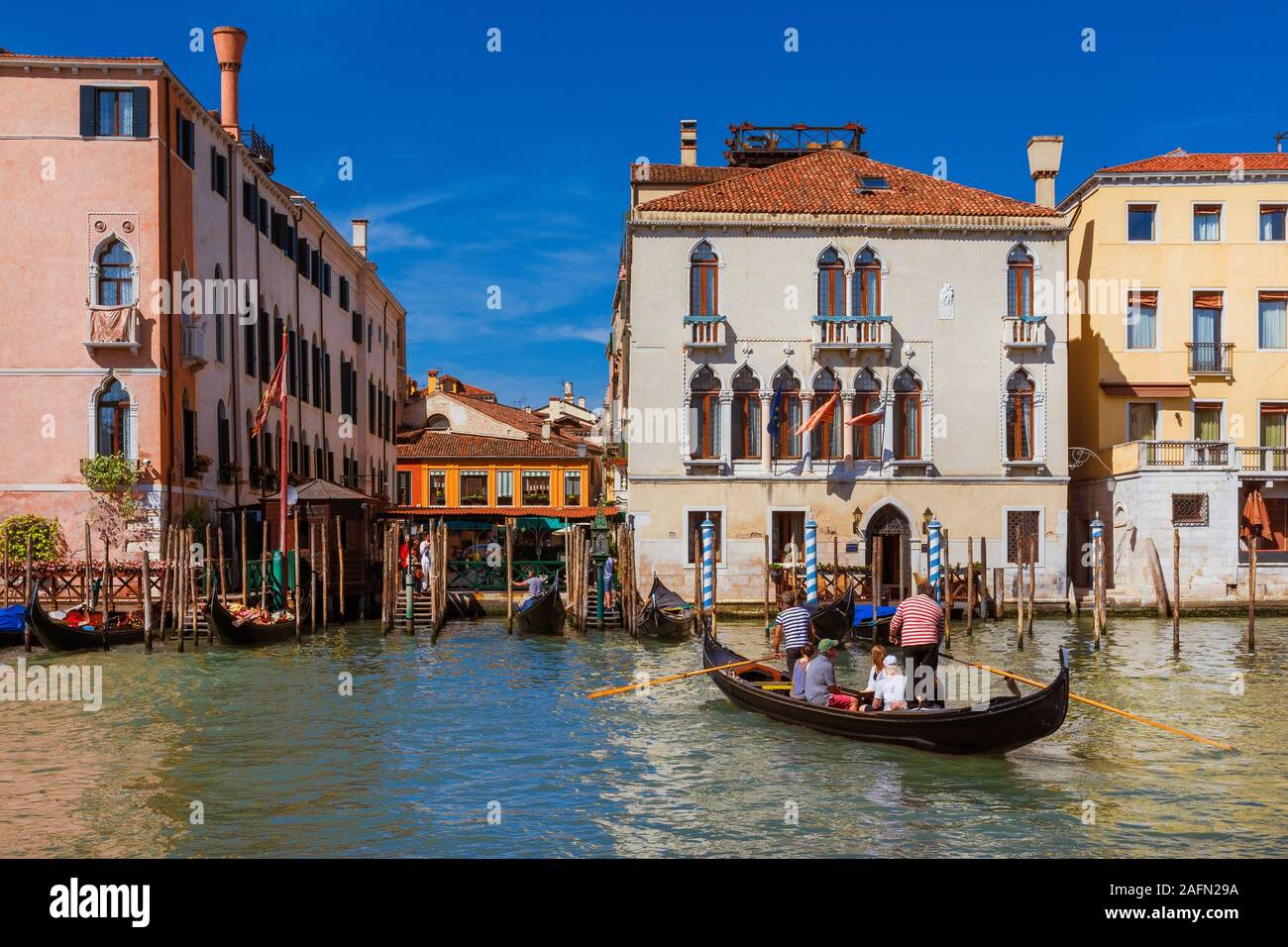 Touristen kreuz Grand Canal in Venedig auf Gondel Traghetto (Fähre) in Rialto Market District Stockfoto