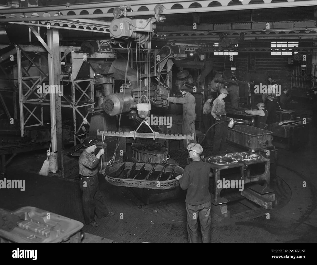 Die Arbeitnehmer sind auf der Allis Chalmers Fabrik in Milwaukee, Wisconsin gezeigt, Ca. 1930. Stockfoto