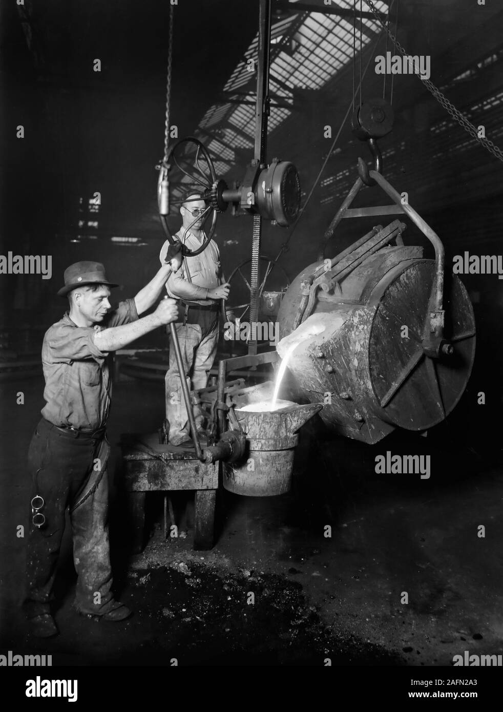 Die Arbeitnehmer sind auf der Allis Chalmers Fabrik in Milwaukee, Wisconsin gezeigt, Ca. 1930. Stockfoto