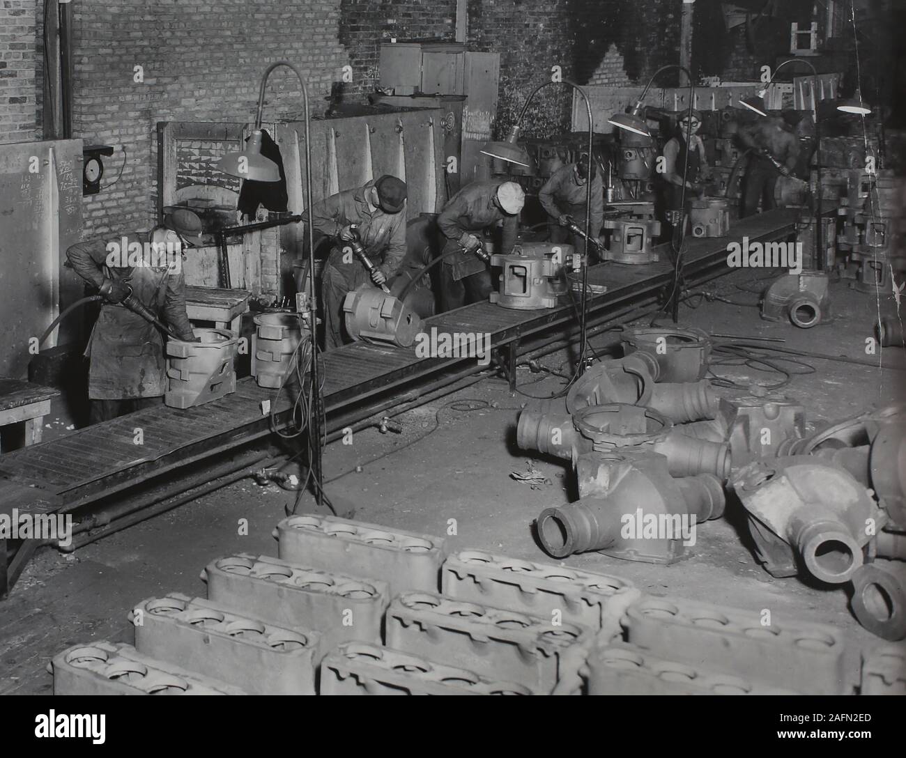 Factory Mitarbeiter arbeiten auf Metall gießen an der Allis Chalmers Werk in Milwaukee, Ca. 1930. Stockfoto