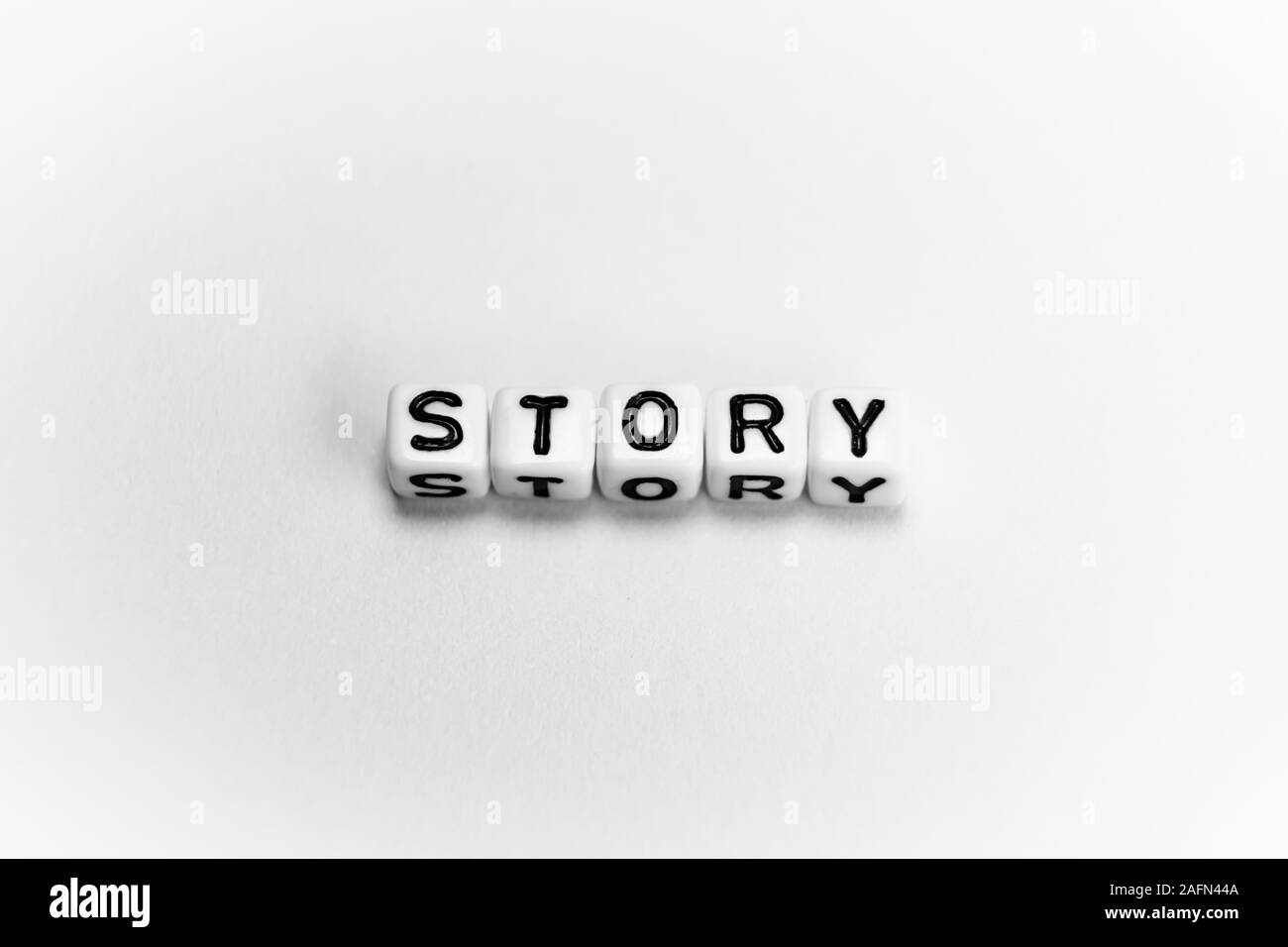 White Cubes mit Word STORY auf weißem Papier Hintergrund und dunkle Schatten Stockfoto