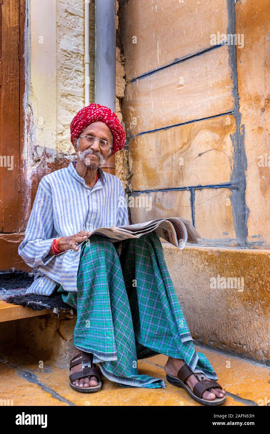 Älterer Mann eine Zeitung lesen, Jaisalmer, Rajasthan, Indien Stockfoto