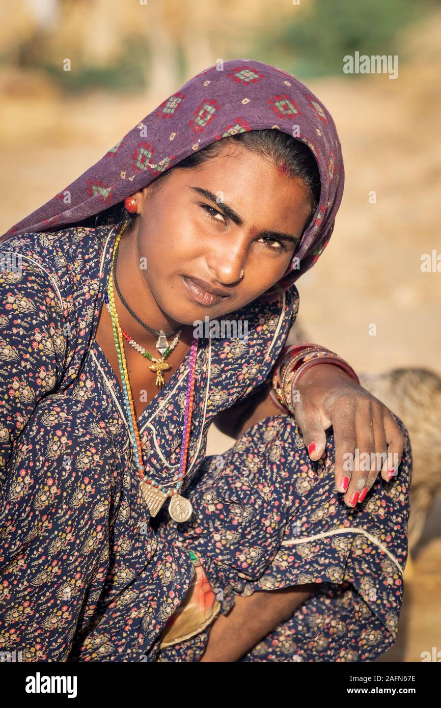 Porträt einer jungen Frau, die Wüste Thar, Rajasthan, Indien Stockfoto