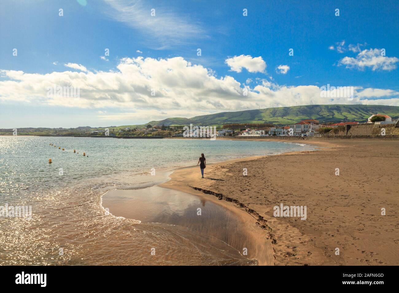 Yong Frauen wandern und genießen die Aussicht am Praia Grande Strand/ Praia da Vitória/ Victoria Strand auf Terceira Insel (Ilha Terceira), Azoren, Portugal. Stockfoto