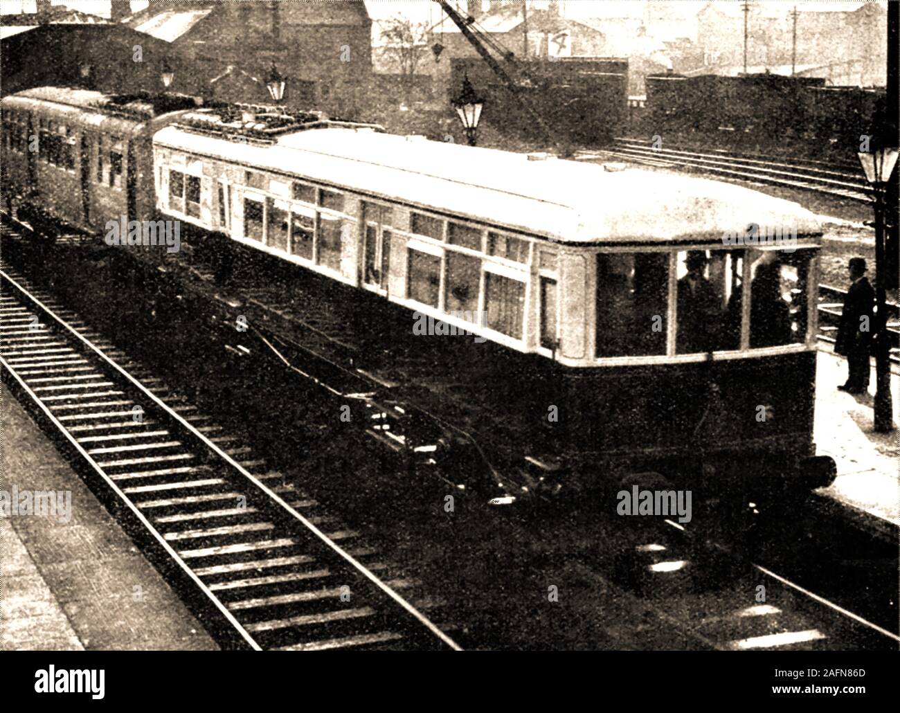 1930 Foto TYNESIDE VENTURE - 1931 der Diesel Abteilung von Armstrong Whitworth begann mit dem Bau von drei schweren diesel-elektrischen Triebwagen, die unter dem Namen der 'Tyneside Partnerunternehmen", "Lady Hamilton" & "Northumbrian'. Sie wurden von einem Armstrong-Sulzer sechs Zylinder 250 Ps 4-takt Dieselmotor GEC elektrische Anlagen gekoppelt mit Strom versorgt. Dies zeigt die Tyneside Venture in Newcastle bereit für London zu verlassen. Stockfoto